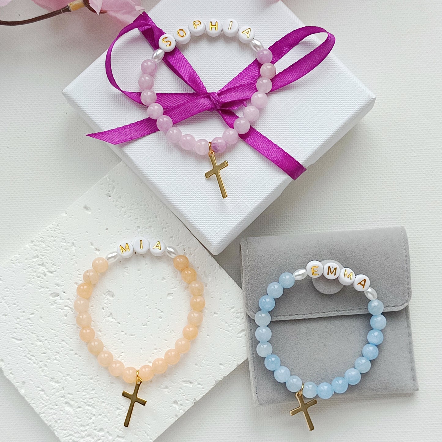 Natursteinarmband personalisiert mit Kreuz
