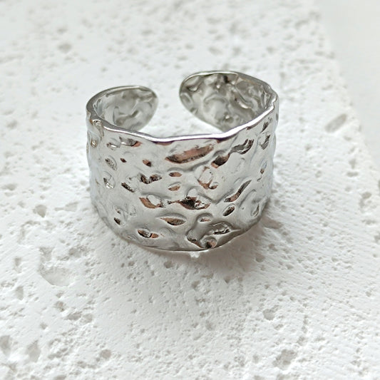 Ring breit gehämmert