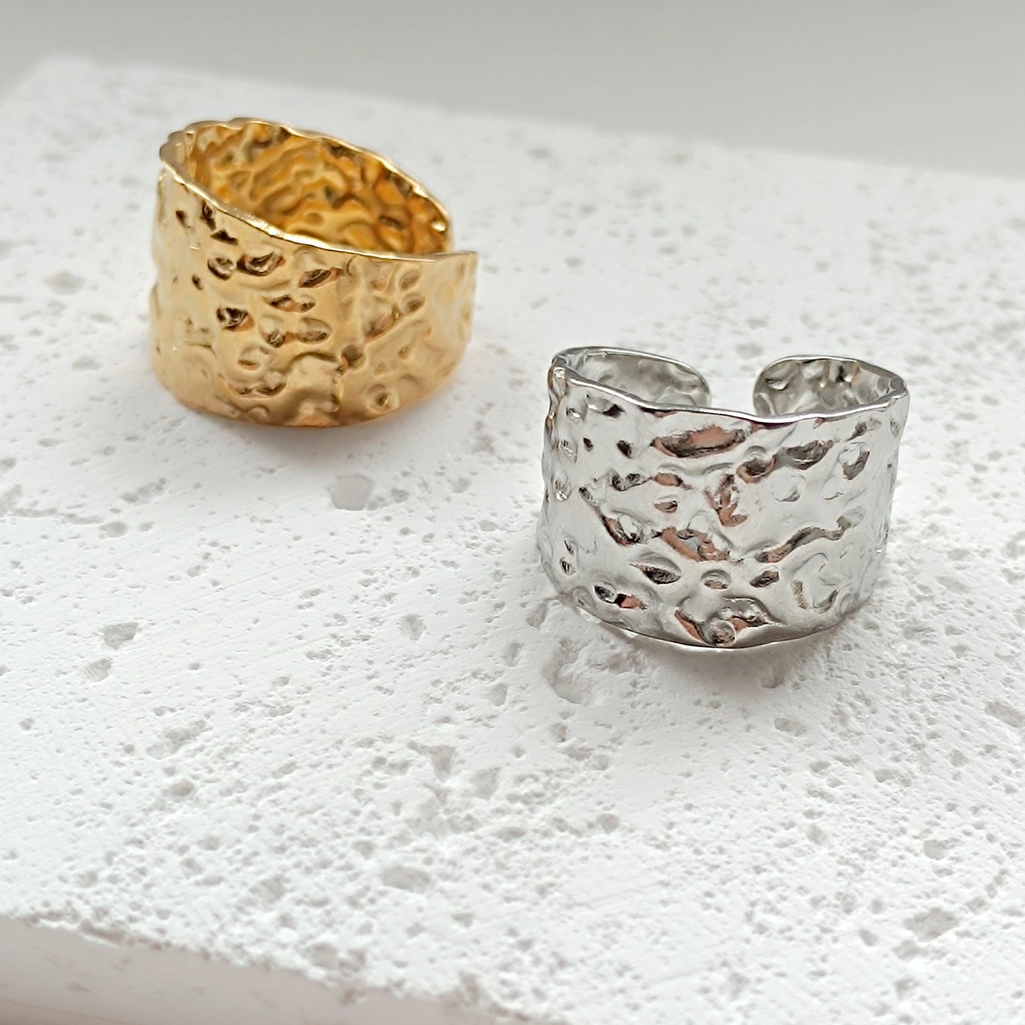 Ring breit gehämmert